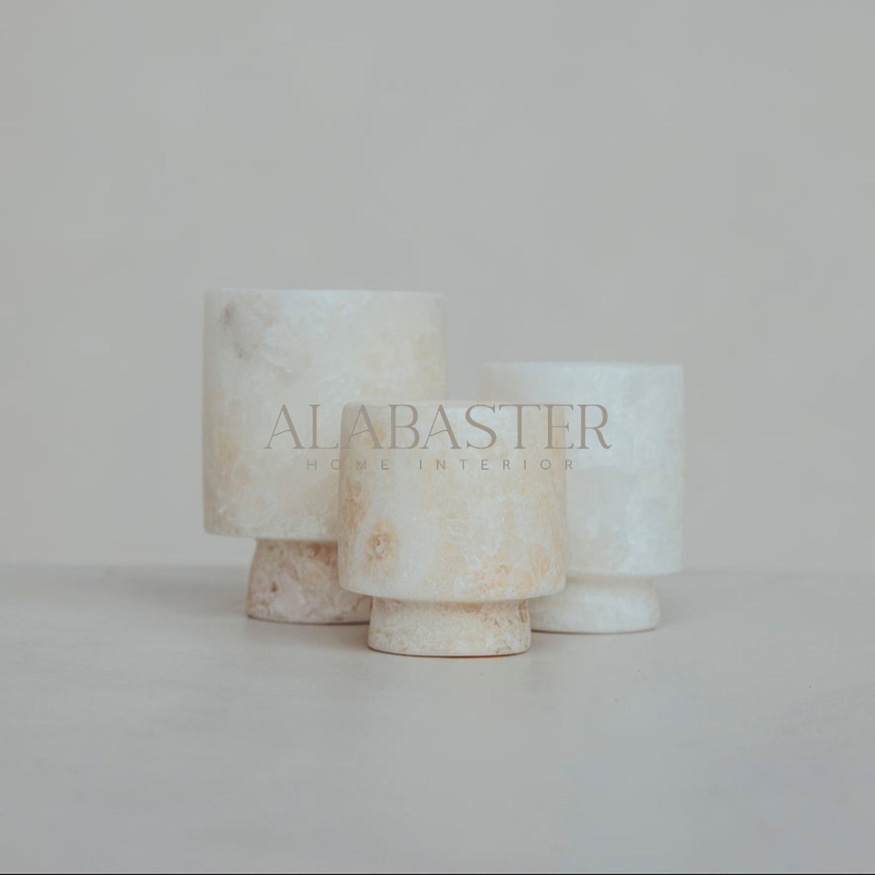 Alabaster waxinelichthouder Coupe met elegante coupevorm en warme lichtdoorlaat