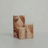 Cilinder-vormige alabaster waxinelichthouder met sfeervol licht.