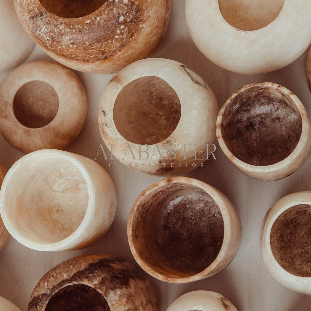 Cilinder-vormige alabaster waxinelichthouder met sfeervol licht.