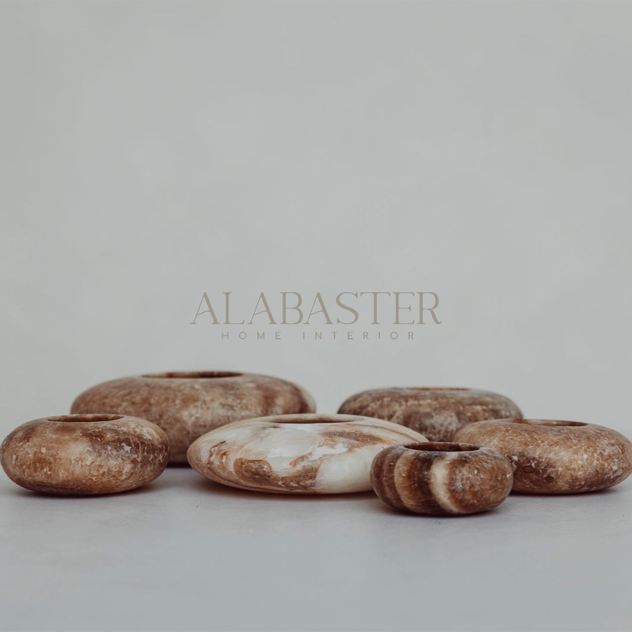 Alabaster waxinelichthouder Frisbee in wit-bruine tinten, handgemaakt sfeervol woonaccessoire