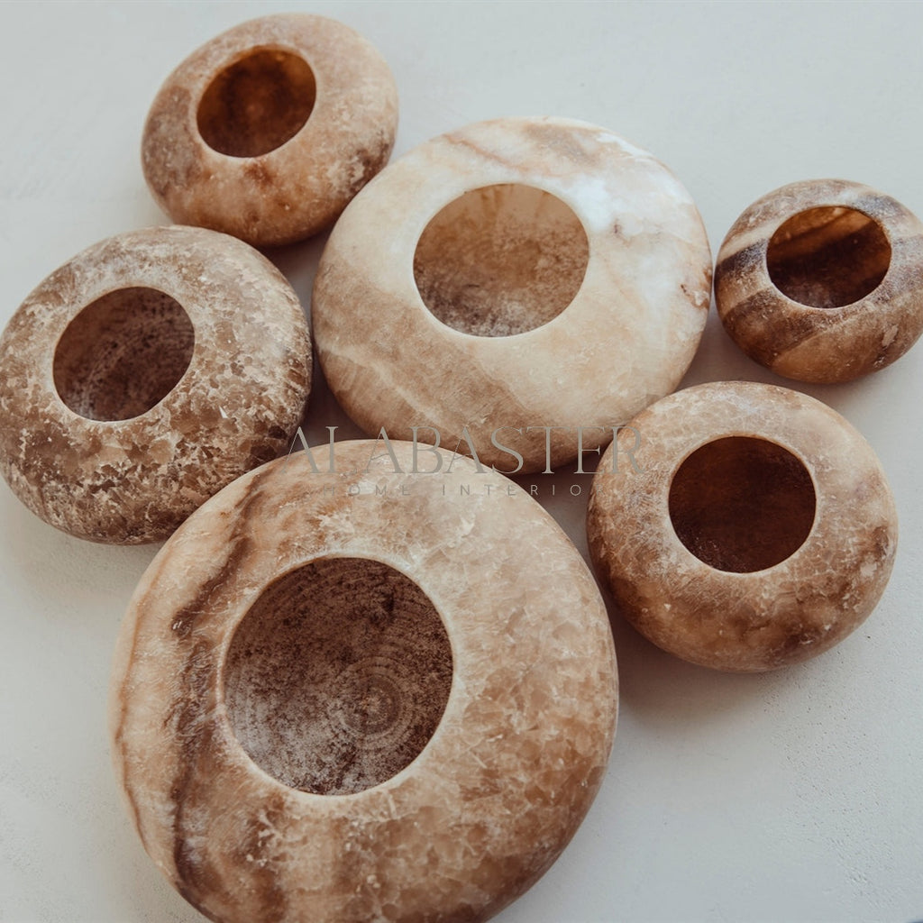 Alabaster waxinelichthouder Frisbee in wit-bruine tinten, handgemaakt sfeervol woonaccessoire